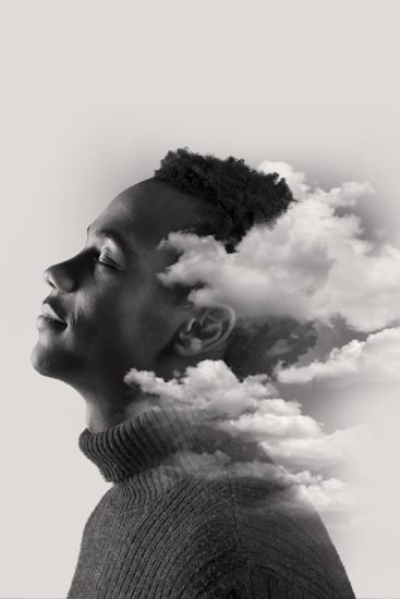 Homme sous hypnose, la tête dans les nuages