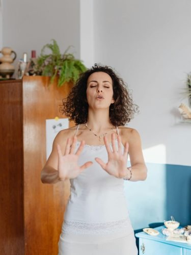 Femme qui respire consciemment