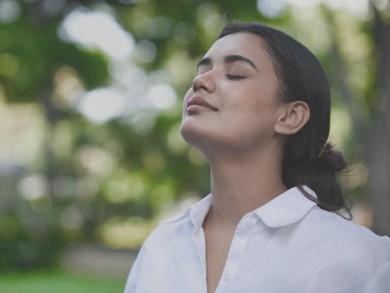 femme se relaxant tout en effectuant un exercice de respiration contrôlée de sophrologie