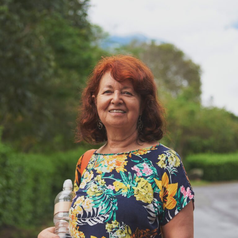 femme dans la 50enne souriant pendant une promenade