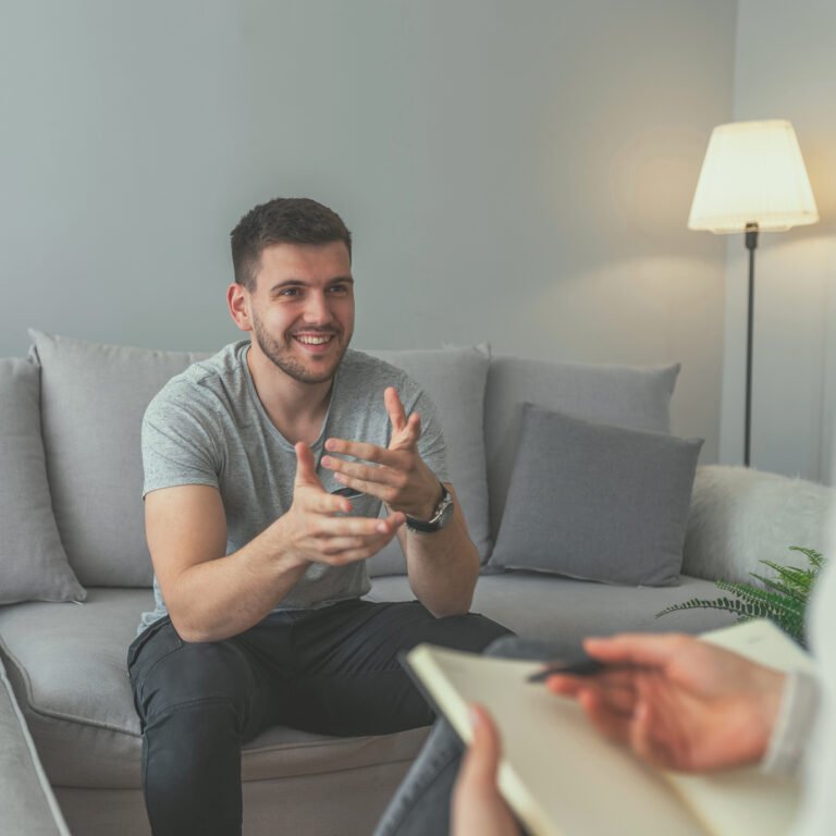 homme assit sur canape en sceance de sophrologie