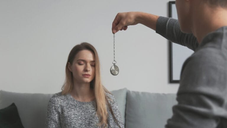 Jeune femme lors d'une séance d'hypnose