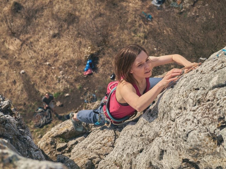 regagner confiance en soi grace a la sophrologie. Portrait d'une grimpeuse escaladant la paroi rocheuse