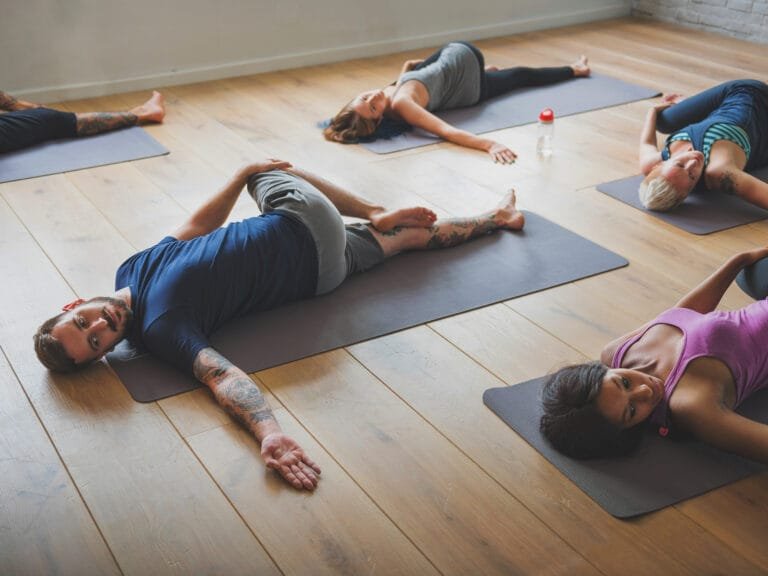 Yoga class - Un groupe de personnes diverses participe à un cours de yoga